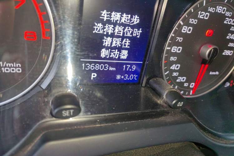Used Audi Q5 2015 40 TFSI Technology Edition Odometer Close Up