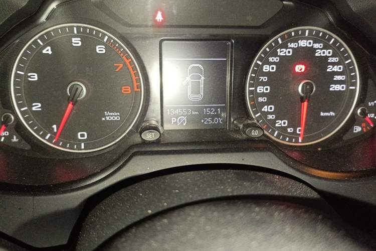Used Audi Q5 2015 40 TFSI Technology Edition Odometer Close Up