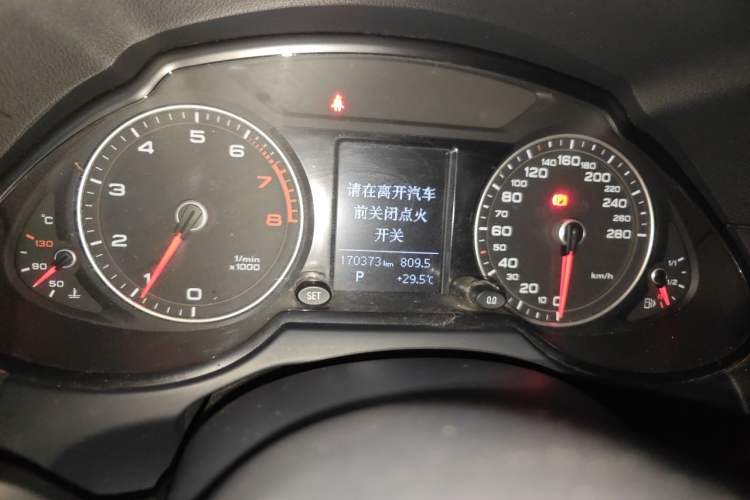 Used Audi Q5 2015 40 TFSI Trendy Edition Odometer Close Up