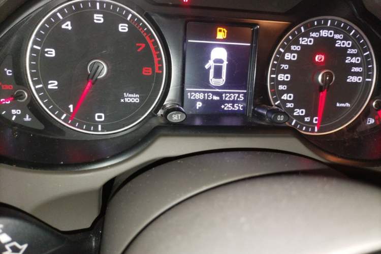 Used Audi Q5 2015 40 TFSI Technology Edition Odometer Close Up
