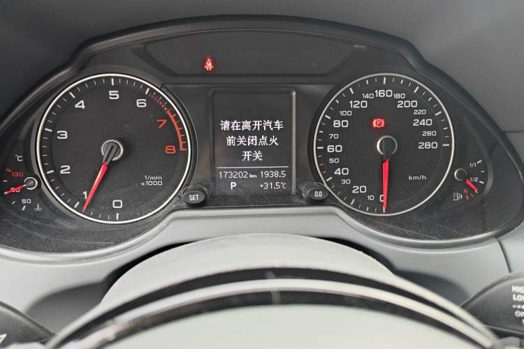Used Audi Q5 2015 40 TFSI Trendy Edition Odometer Close Up