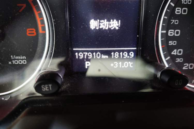 Used Audi Q5 2015 40 TFSI Technology Edition Odometer Close Up