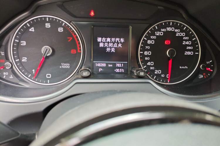 Used Audi Q5 2015 40 TFSI Comfort Model Odometer Close Up
