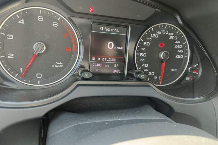 Used Audi Q5 2015 40 TFSI Comfort Model Odometer Close Up