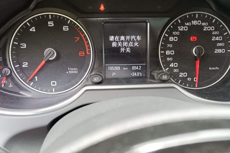 Used Audi Q5 2015 40 TFSI Comfort Model Odometer Close Up