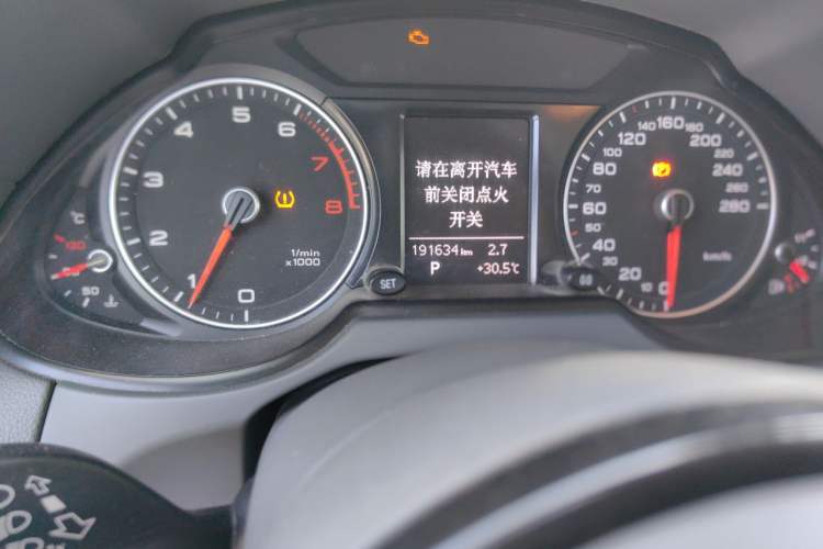 Used Audi Q5 2015 40 TFSI Trendy Edition Odometer Close Up