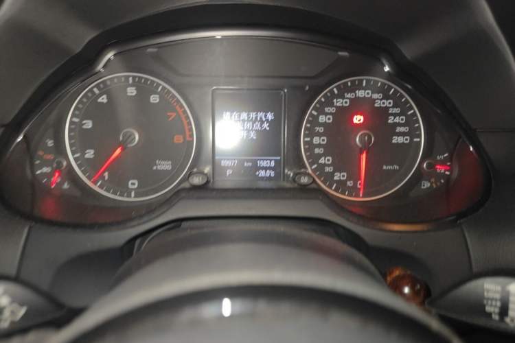 Used Audi Q5 2015 40 TFSI Comfort Model Odometer Close Up