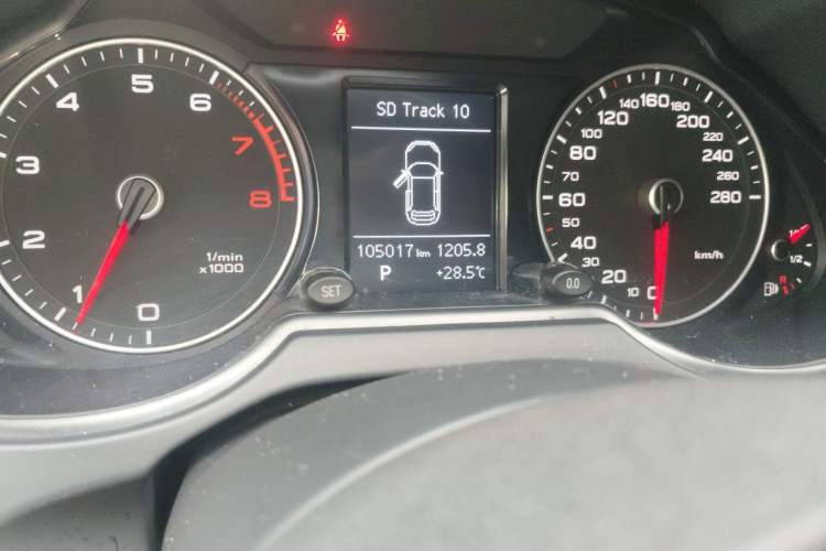 Used Audi Q5 2015 40 TFSI Technology Edition Odometer Close Up
