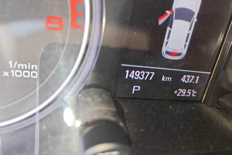Used Audi Q5 2015 40 TFSI Comfort Model Odometer Close Up