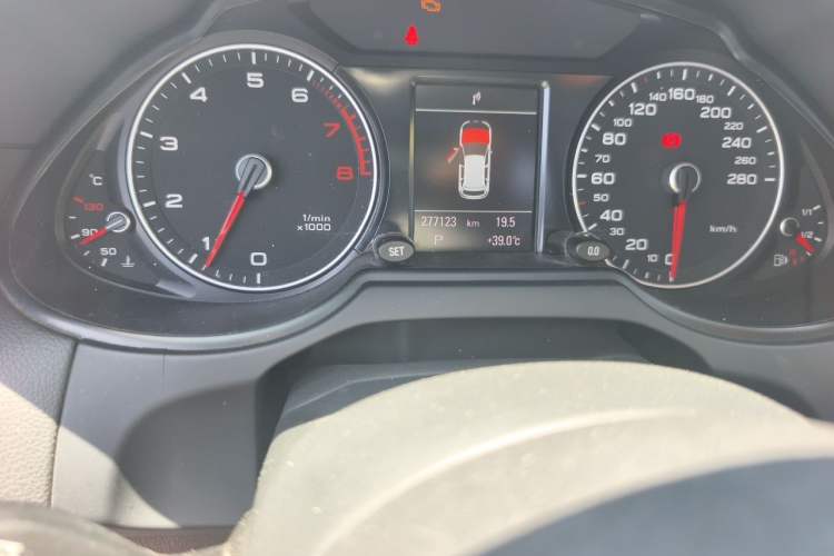 Used Audi Q5 2015 40 TFSI Comfort Model Odometer Close Up