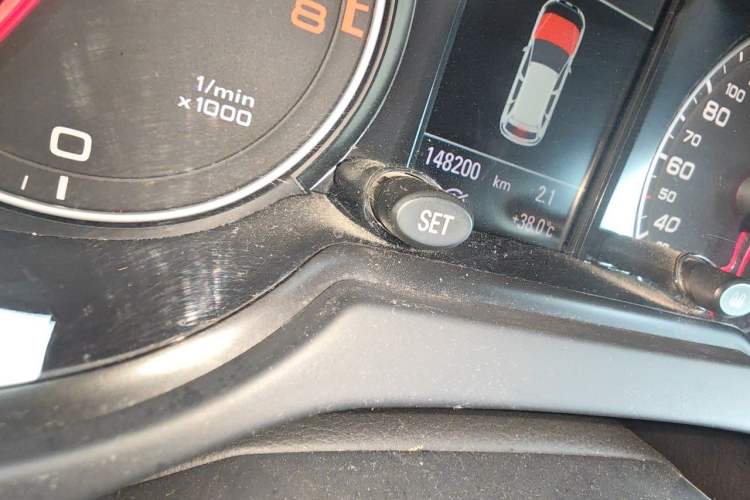 Used Audi Q5 2015 40 TFSI Comfort Model Odometer Close Up