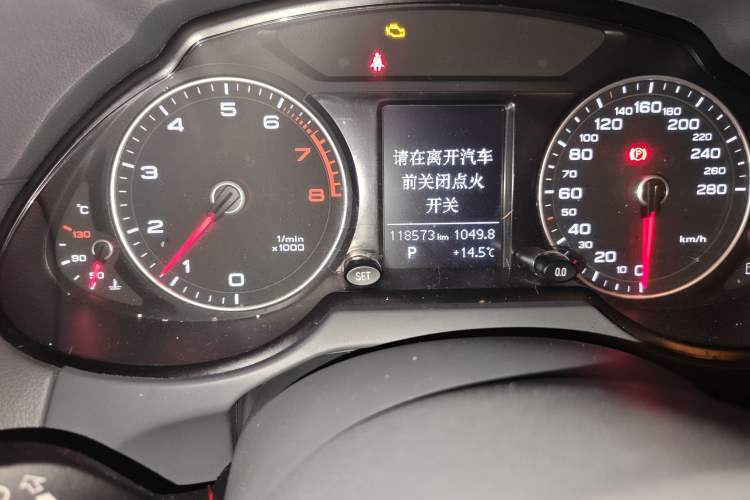 Used Audi Q5 2015 40 TFSI Trendy Edition Odometer Close Up