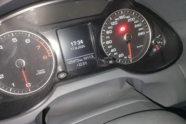 Used Audi Q5 2015 40 TFSI Trendy Edition Odometer Close Up