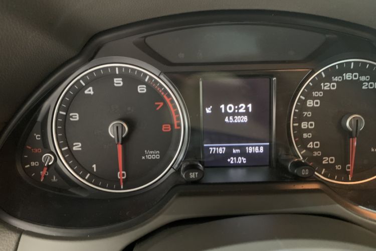 Used Audi Q5 2015 40 TFSI Comfort Model Odometer Close Up