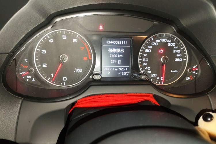 Used Audi Q5 2015 40 TFSI Trendy Edition Odometer Close Up