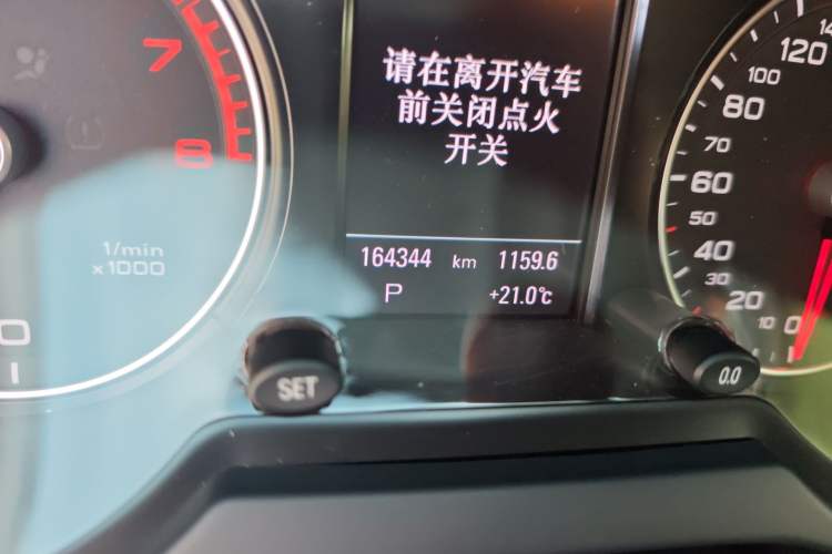Used Audi Q5 2015 40 TFSI Comfort Model Odometer Close Up
