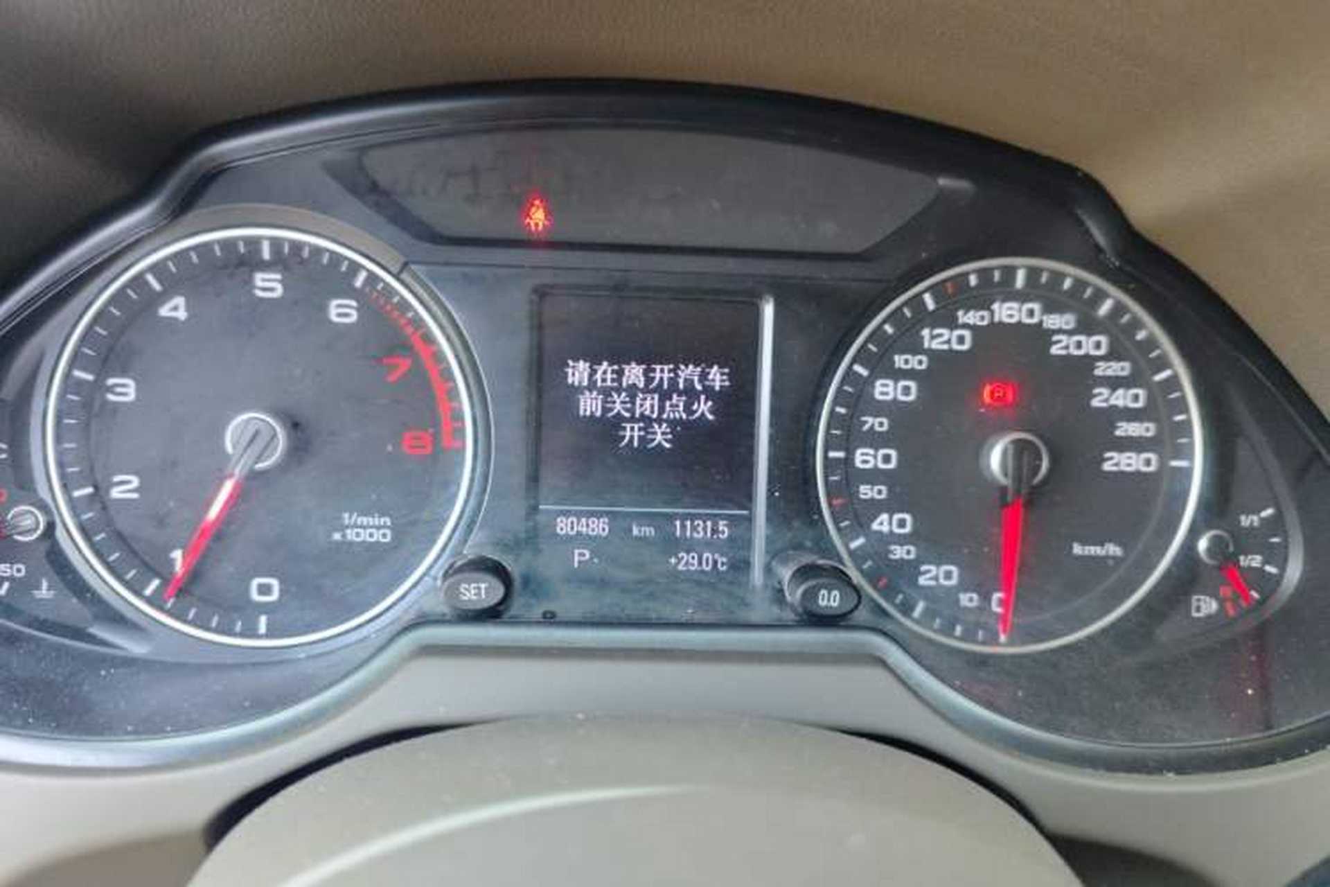Used Audi Q5 2015 40 TFSI Comfort Model Odometer Close Up