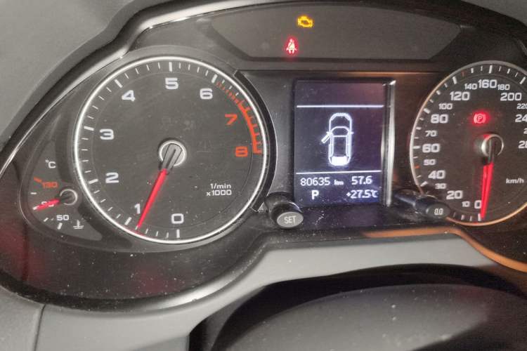 Used Audi Q5 2015 40 TFSI Trendy Edition Odometer Close Up