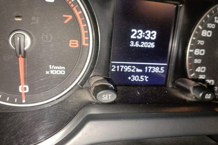 Used Audi Q5 2015 40 TFSI Trendy Edition Odometer Close Up
