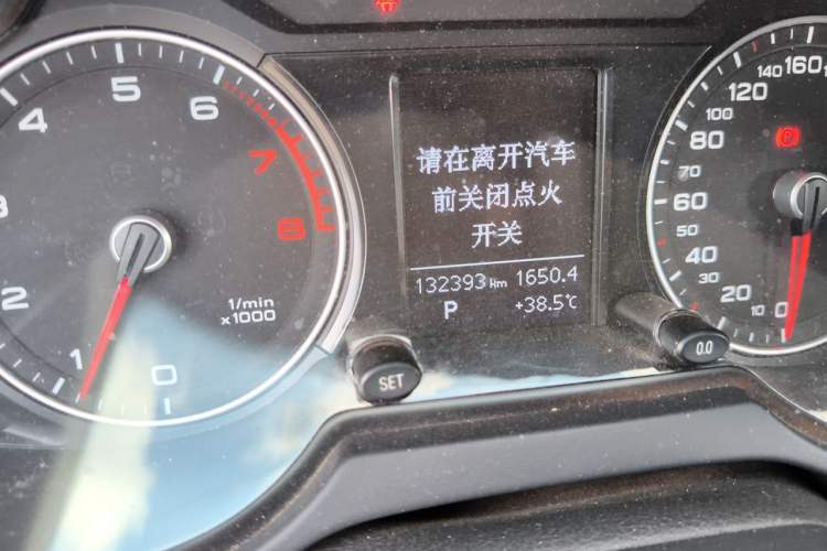 Used Audi Q5 2015 40 TFSI Technology Edition Odometer Close Up