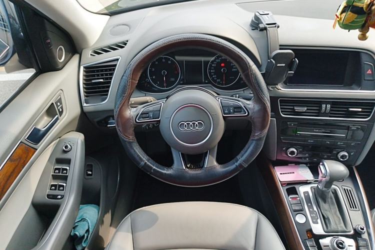 Used Audi Q5 2015 40 TFSI Comfort Model Steering Wheel