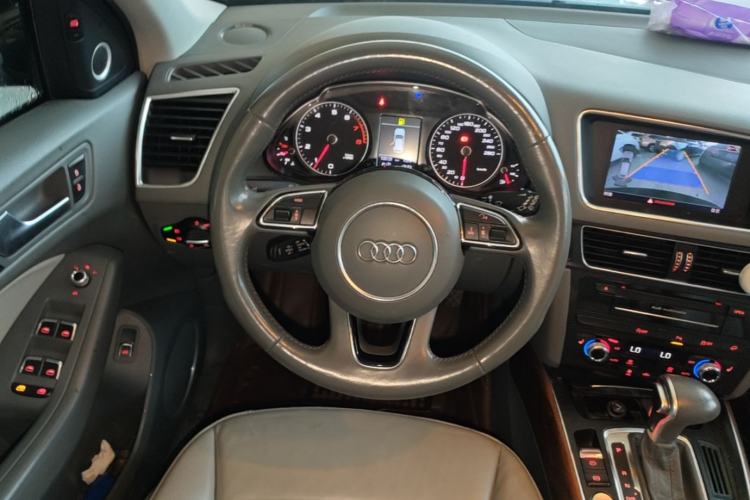 Used Audi Q5 2015 40 TFSI Comfort Model Steering Wheel
