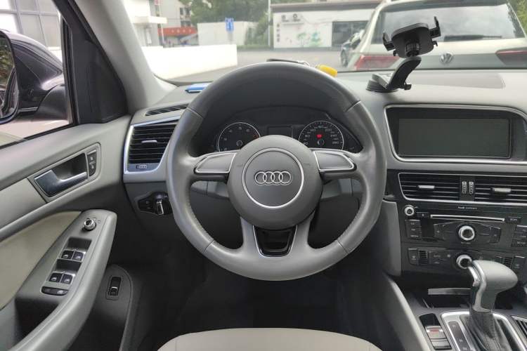 Used Audi Q5 2015 40 TFSI Trendy Edition Steering Wheel
