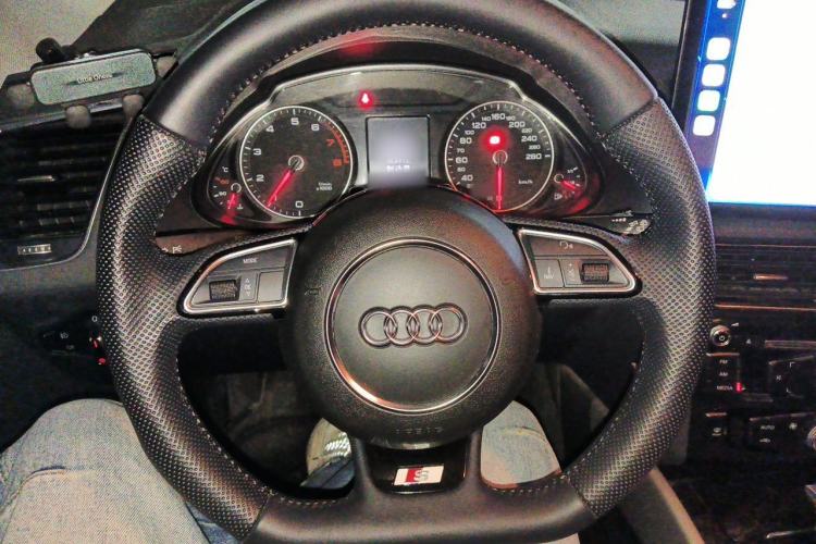 Used Audi Q5 2015 40 TFSI Trendy Edition Steering Wheel