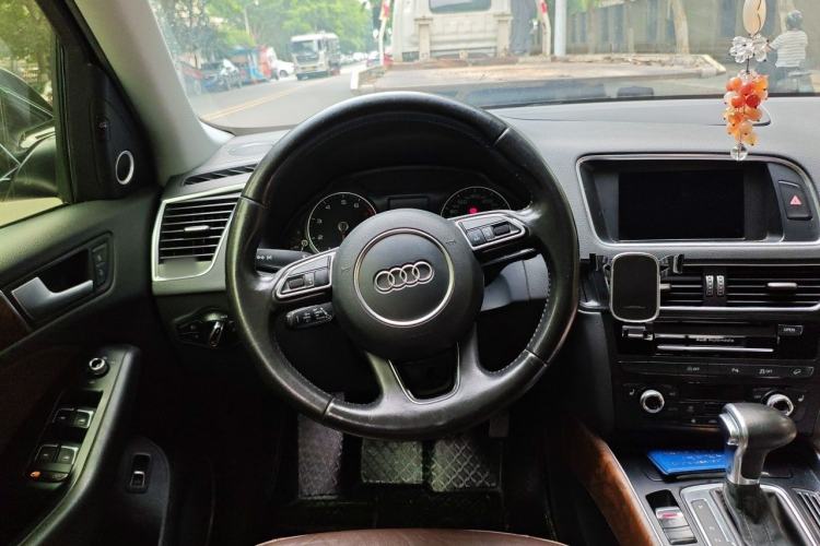 Used Audi Q5 2015 40 TFSI Comfort Model Steering Wheel