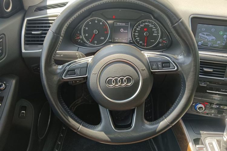Used Audi Q5 2015 40 TFSI Comfort Model Steering Wheel