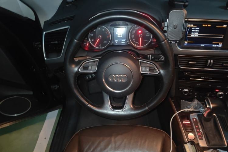 Used Audi Q5 2015 40 TFSI Comfort Model Steering Wheel