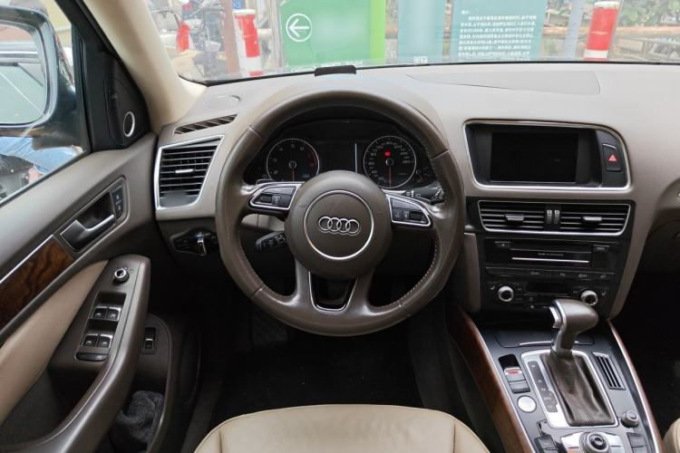 Used Audi Q5 2015 40 TFSI Comfort Model Steering Wheel