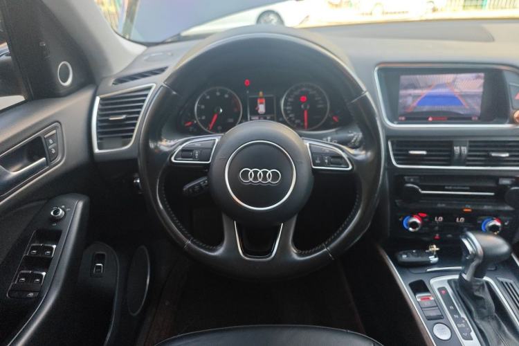 Used Audi Q5 2015 40 TFSI Comfort Model Steering Wheel