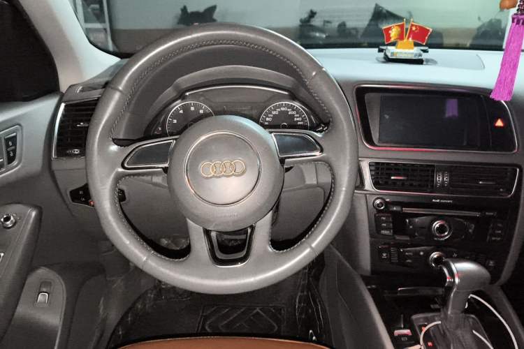 Used Audi Q5 2015 40 TFSI Trendy Edition Steering Wheel