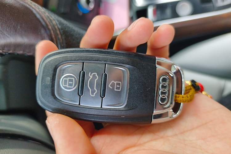 Used Audi Q5 2015 40 TFSI Comfort Model Vehicle Key
