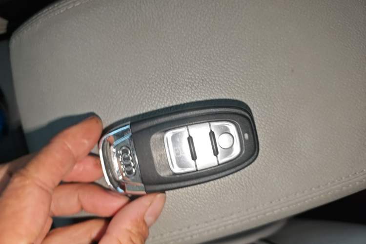 Used Audi Q5 2015 40 TFSI Comfort Model Vehicle Key