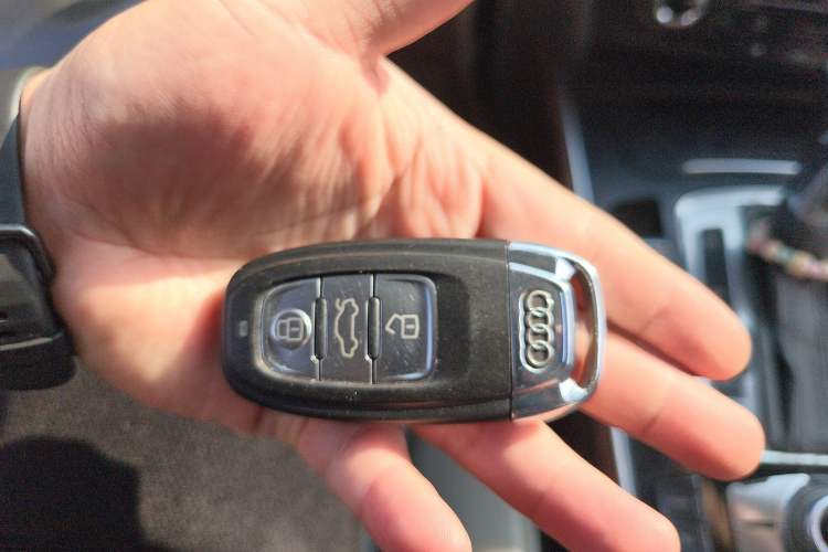 Used Audi Q5 2015 40 TFSI Comfort Model Vehicle Key