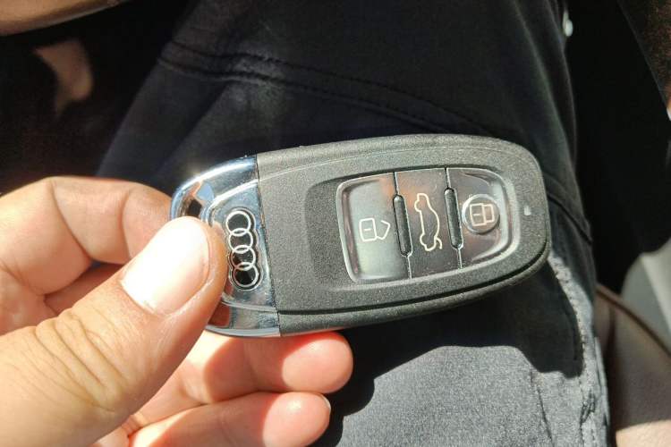 Used Audi Q5 2015 40 TFSI Comfort Model Vehicle Key