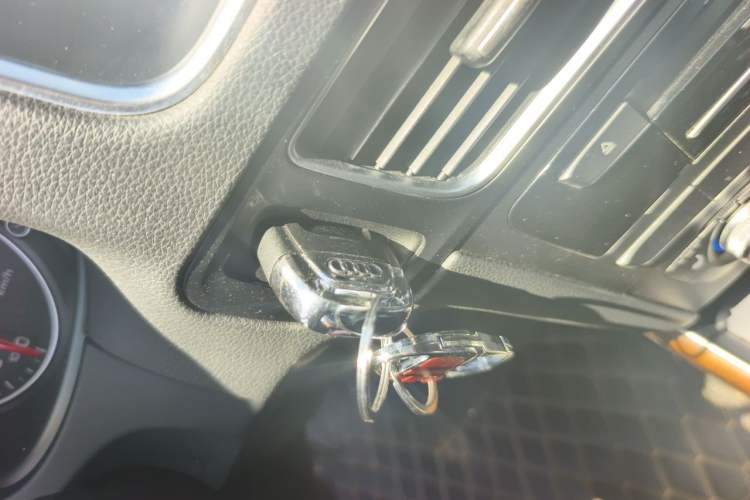 Used Audi Q5 2015 40 TFSI Comfort Model Vehicle Key