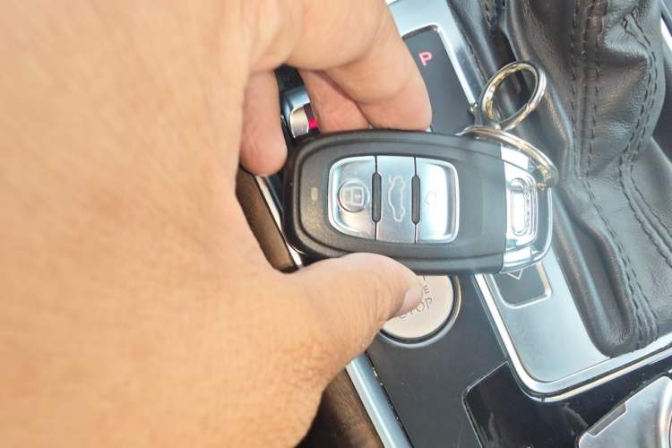 Used Audi Q5 2015 40 TFSI Comfort Model Vehicle Key