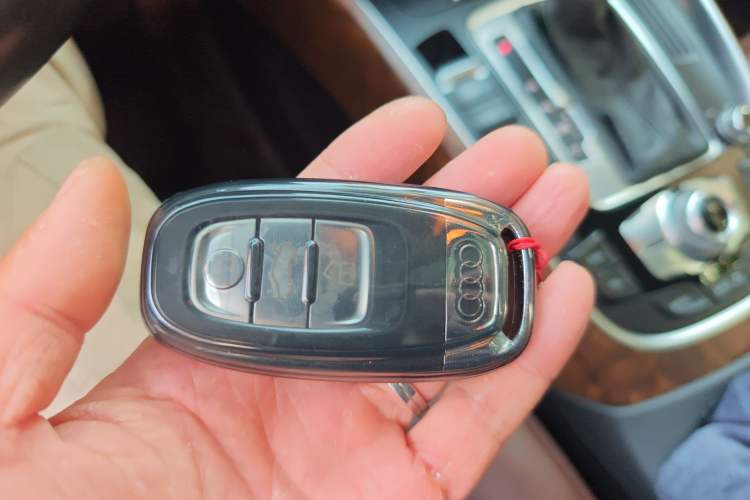 Used Audi Q5 2015 40 TFSI Comfort Model Vehicle Key