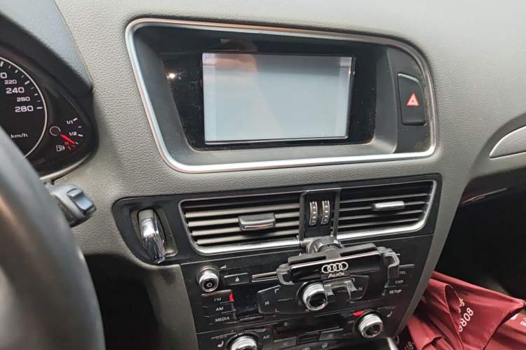 Used Audi Q5 2015 40 TFSI Technology Edition Audio And AC Panel