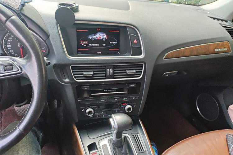 Used Audi Q5 2015 40 TFSI Comfort Model Audio And AC Panel