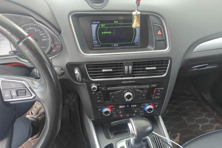 Used Audi Q5 2015 40 TFSI Technology Edition Audio And AC Panel