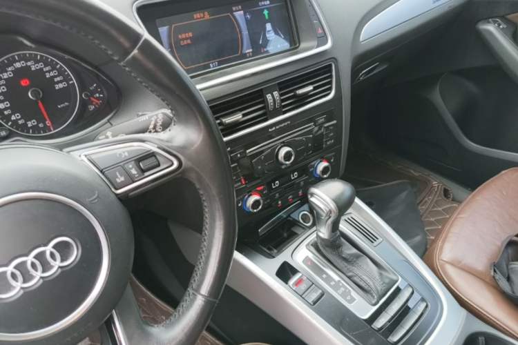 Used Audi Q5 2015 40 TFSI Technology Edition Audio And AC Panel