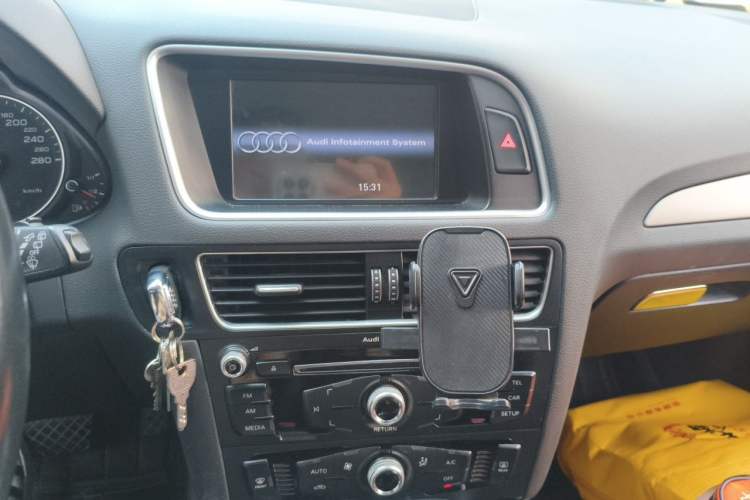 Used Audi Q5 2015 40 TFSI Trendy Edition Audio And AC Panel