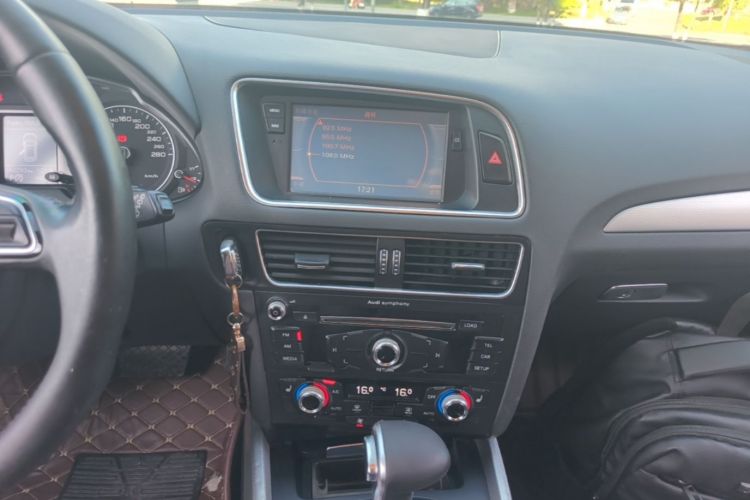 Used Audi Q5 2015 40 TFSI Technology Edition Audio And AC Panel