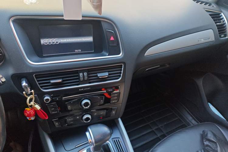 Used Audi Q5 2015 40 TFSI Trendy Edition Audio And AC Panel