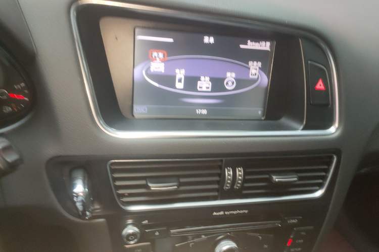 Used Audi Q5 2015 40 TFSI Technology Edition Audio And AC Panel