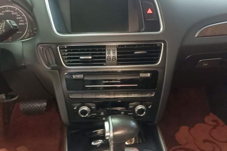 Used Audi Q5 2015 40 TFSI Comfort Model Audio And AC Panel